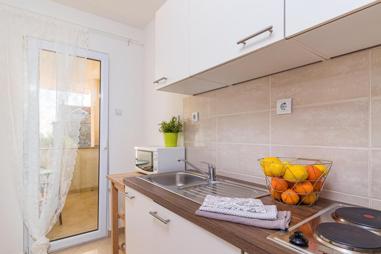 Apartments And Rooms Alenka Banjole Exterior photo