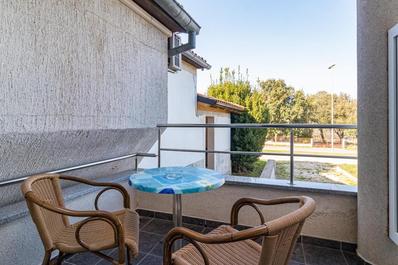 Apartments And Rooms Alenka Banjole Exterior photo