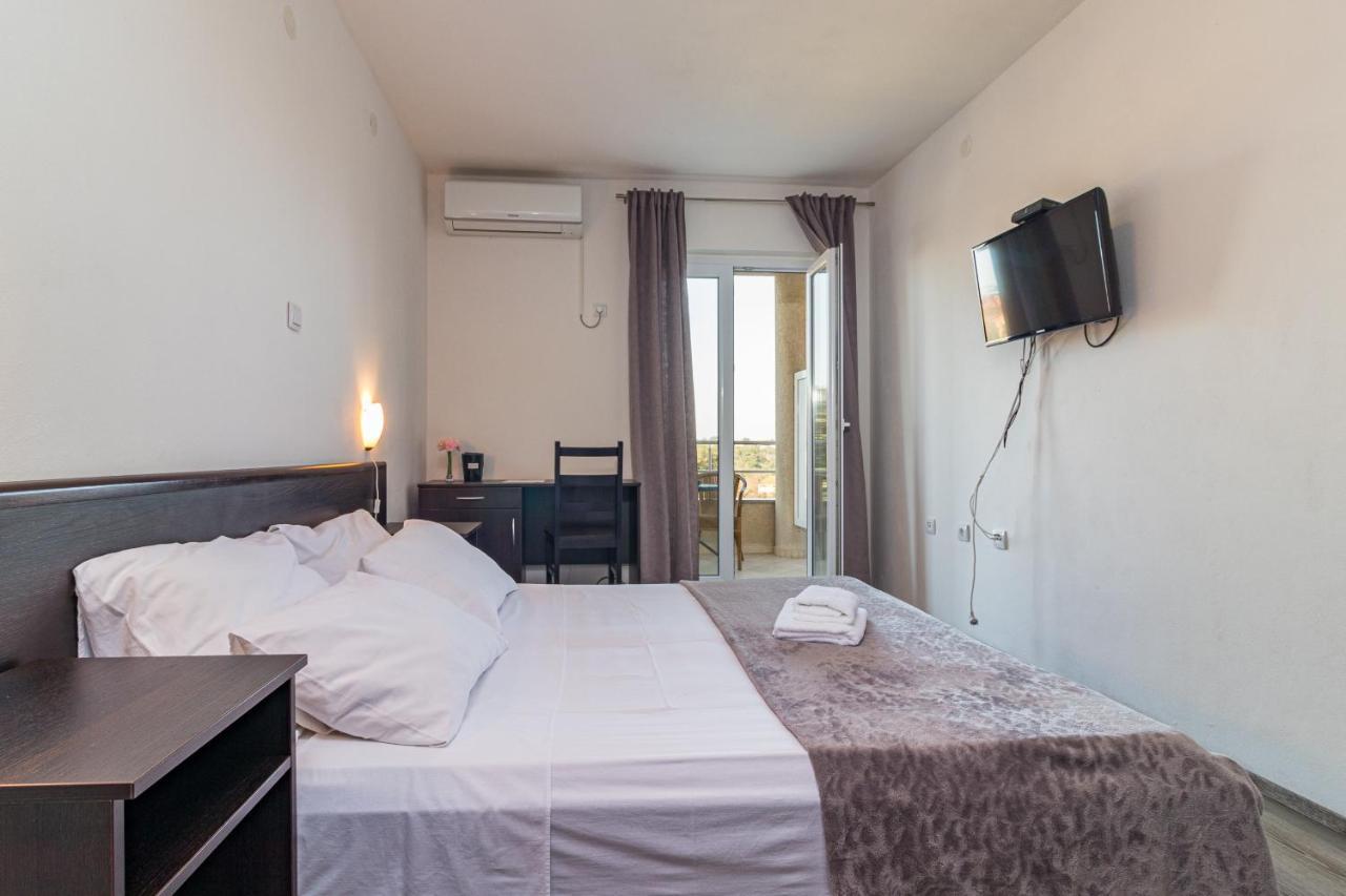 Apartments And Rooms Alenka Banjole Exterior photo