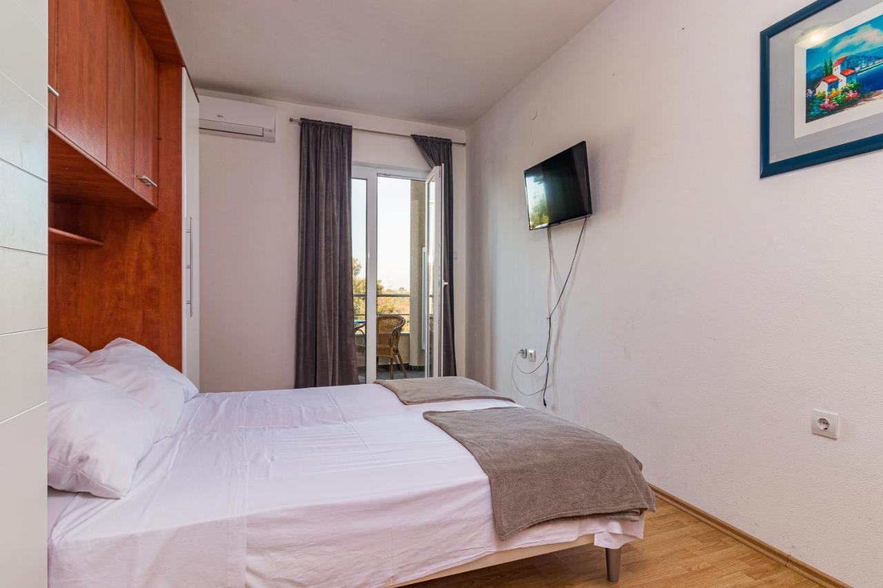 Apartments And Rooms Alenka Banjole Exterior photo