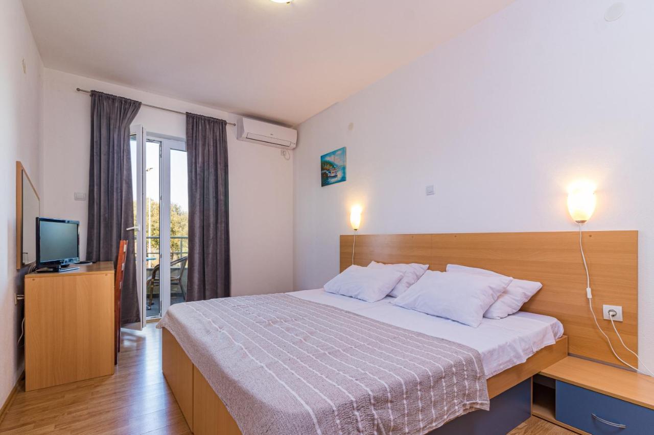 Apartments And Rooms Alenka Banjole Exterior photo