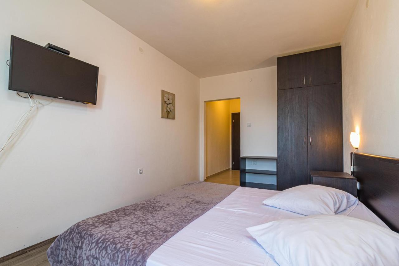Apartments And Rooms Alenka Banjole Exterior photo