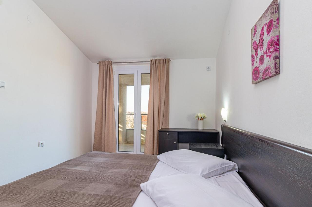 Apartments And Rooms Alenka Banjole Exterior photo