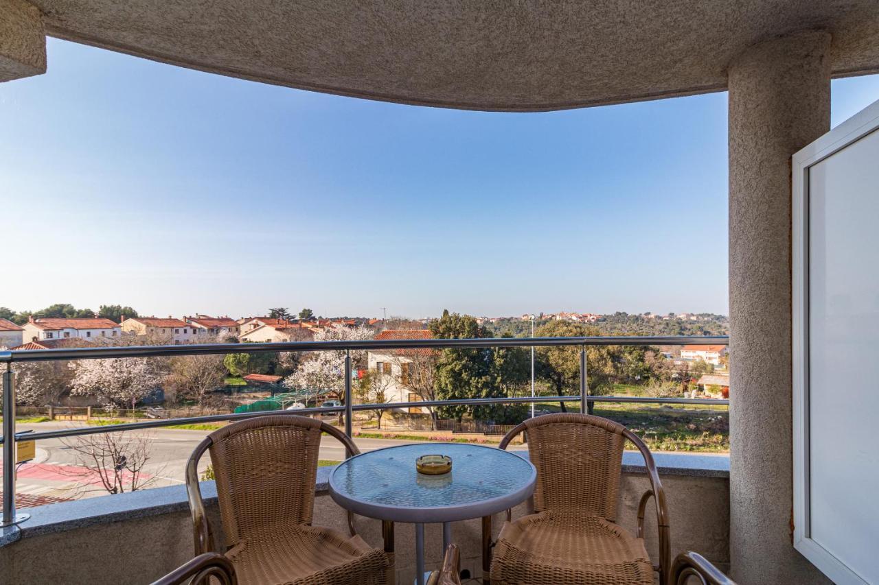 Apartments And Rooms Alenka Banjole Exterior photo