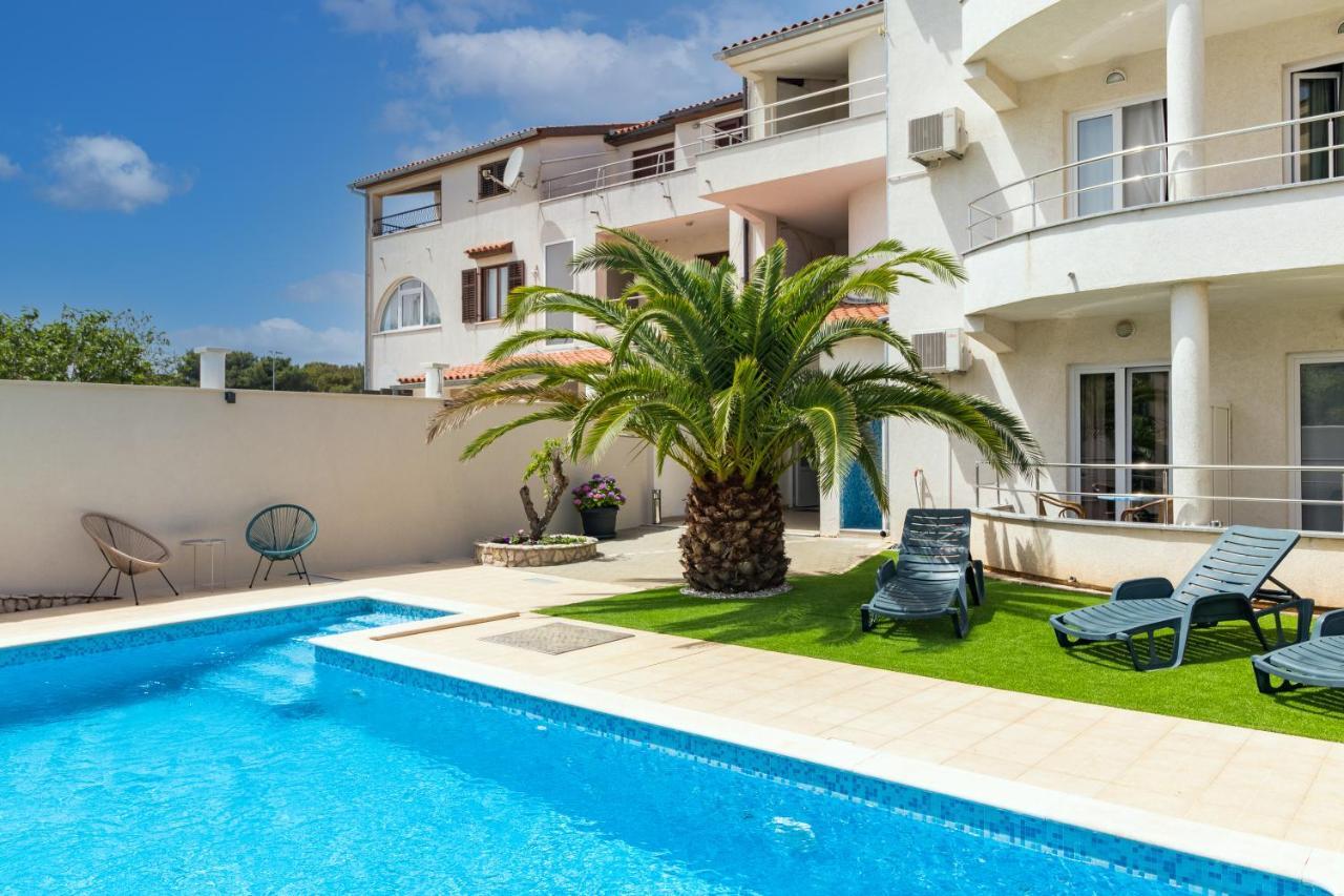 Apartments And Rooms Alenka Banjole Exterior photo