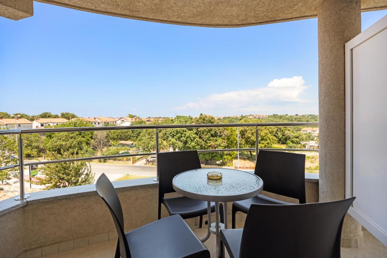 Apartments And Rooms Alenka Banjole Exterior photo