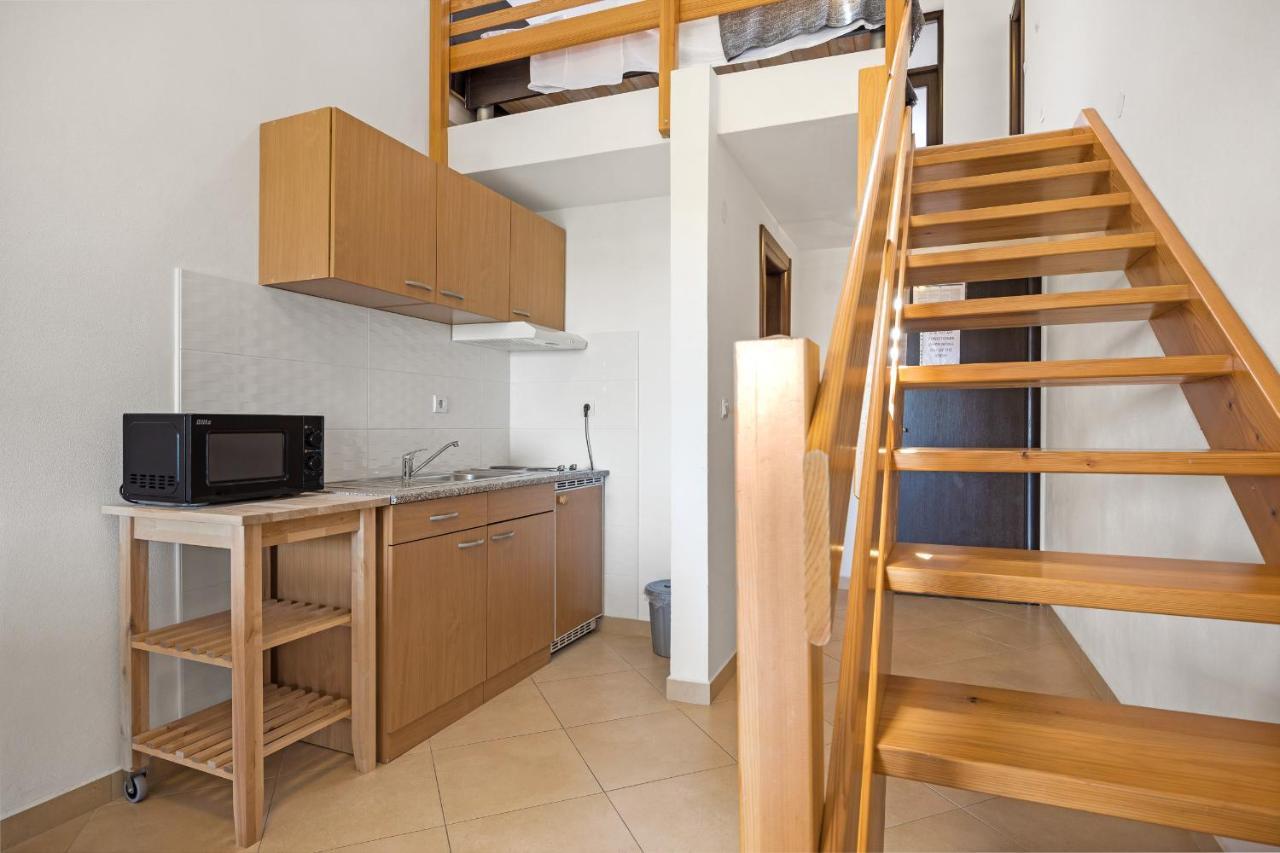 Apartments And Rooms Alenka Banjole Exterior photo