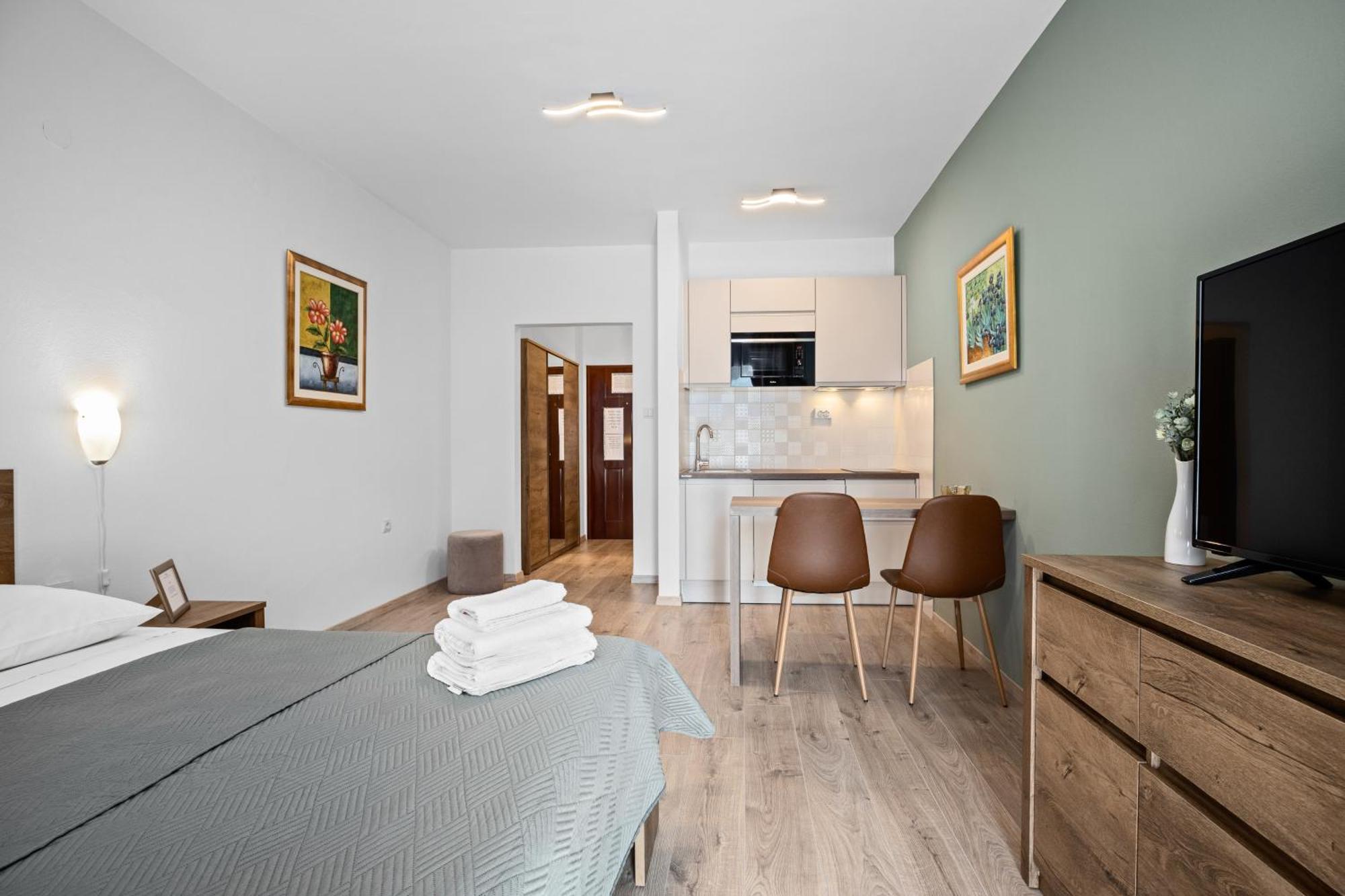 Apartments And Rooms Alenka Banjole Exterior photo